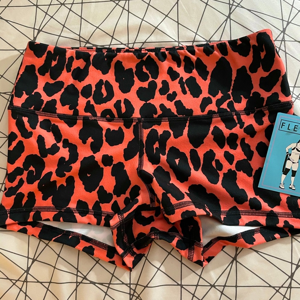 🧡 FLEO 🧡 BNWT. Medium. Coral Leopard HRO